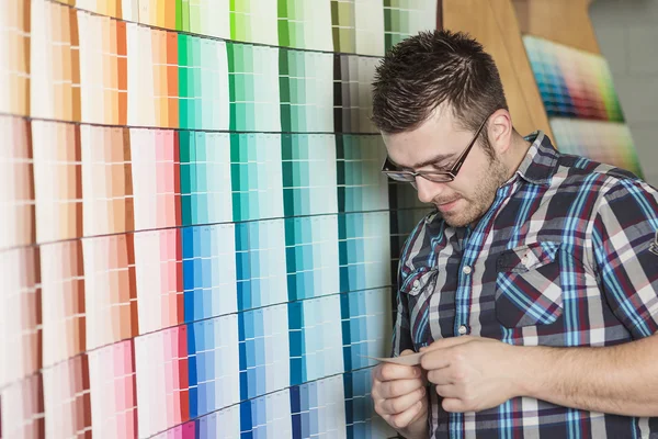 Ijzerhandel klant doen sommige winkelen voor zijn project — Stockfoto