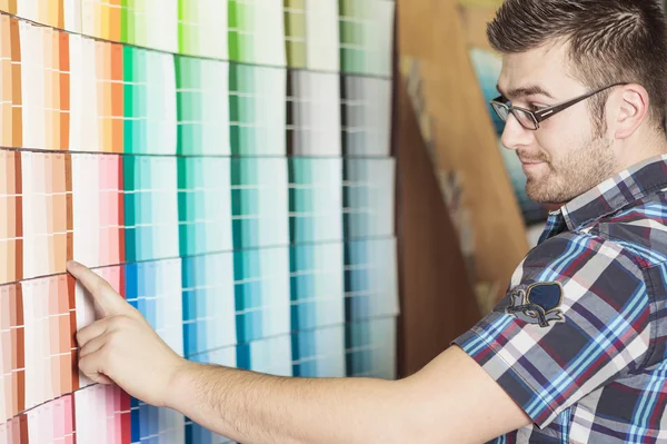 Ijzerhandel klant doen sommige winkelen voor zijn project — Stockfoto