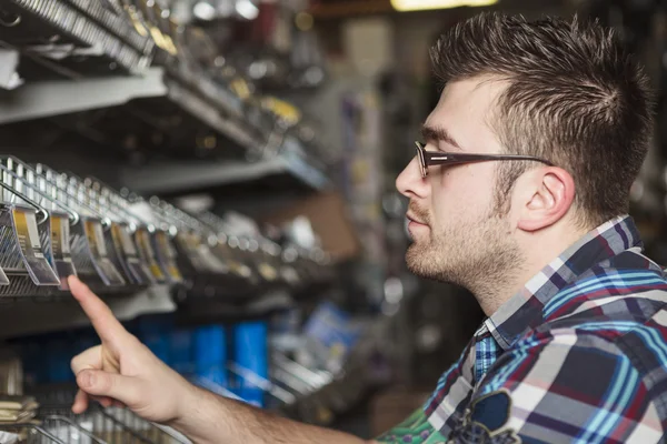 Baumarkt-Kunde kauft für sein Projekt ein — Stockfoto