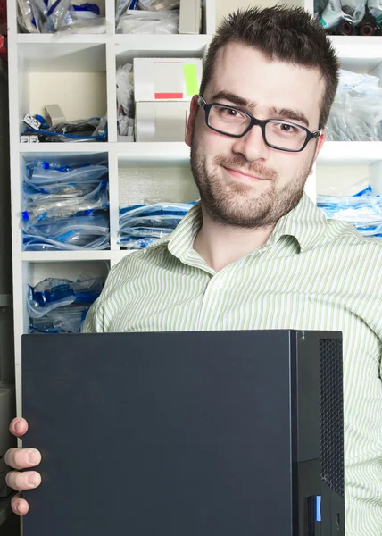 Un trabajador técnico feliz en el trabajo con la computadora . — Foto de Stock