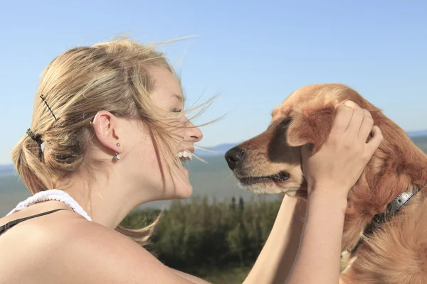 Chica divertida juega con el perro fuera —  Fotos de Stock