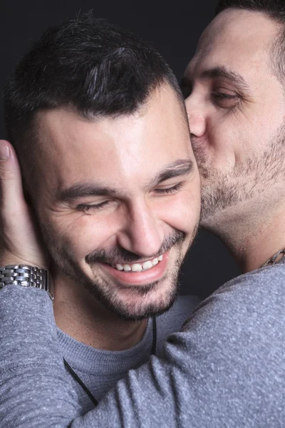 Couple gay sur fond noir — Photo