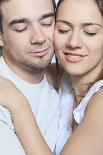 Casal feliz em casa relaxando no sofá — Fotografia de Stock