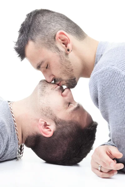 Et homoseksuelt par med hvit bakgrunn – stockfoto