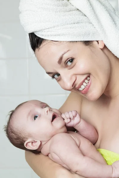 Ung mamma och barn — Stockfoto