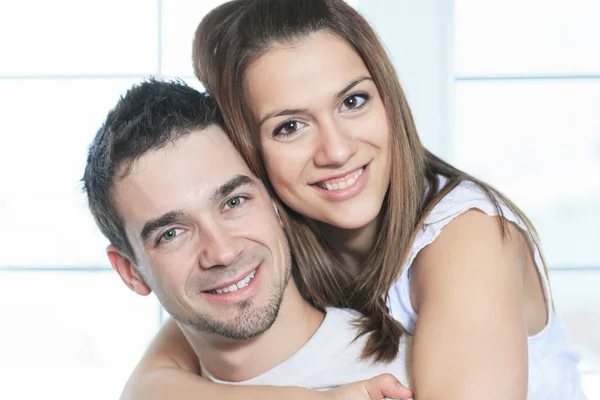 Casal ter grande momento perto da janela — Fotografia de Stock