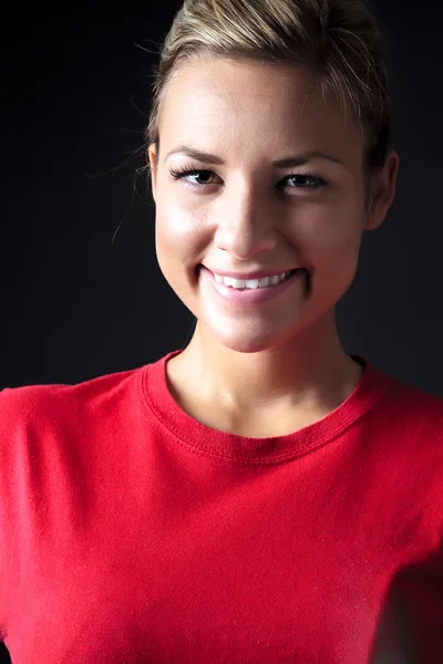 Ung, skönhet volleybollspelare. Isolerad på svart i studio — Stockfoto