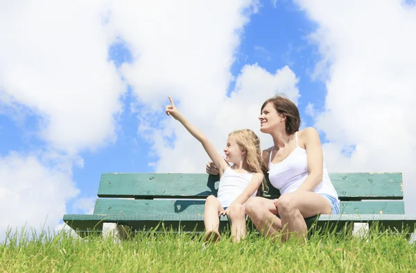 A woman with his child sitting on the bench — Stock Photo, Image