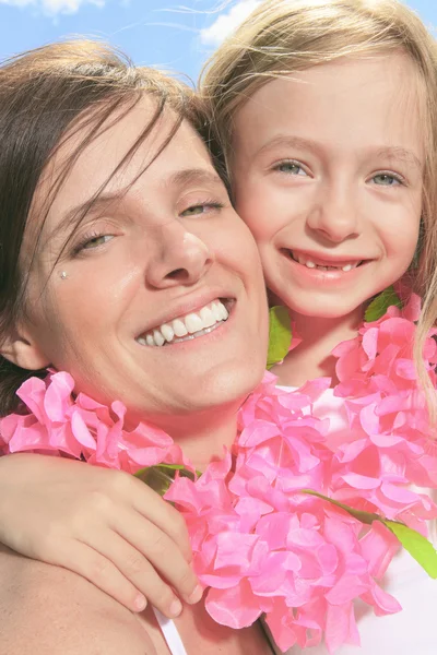 Familie, Kindheit, Glück und Menschen - lächelnde Mutter und leuchtende Augen — Stockfoto