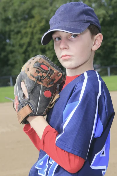 Child baseball pitchen on the field — Stock Photo, Image