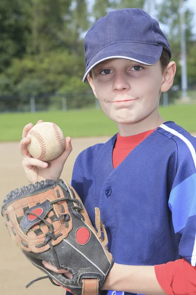 Child baseball pitchen on the field — Stock Photo, Image