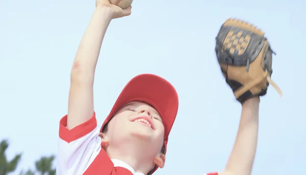 Хороший ребенок счастлив играть в бейсбол — стоковое фото