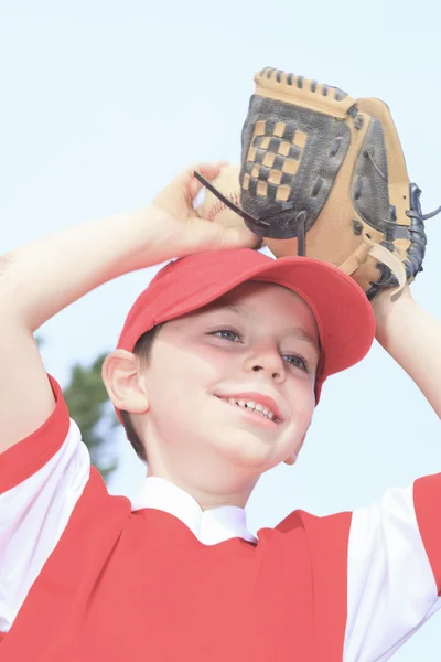 Ładne dziecko z przyjemnością grać w baseball — Zdjęcie stockowe