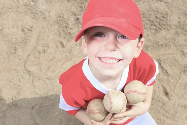 Gentil enfant heureux de jouer au baseball — Photo