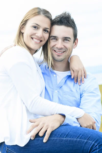 Молода щаслива пара в літній сезон — стокове фото