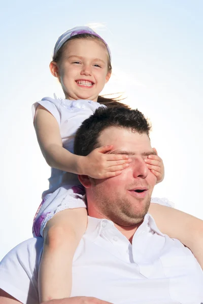 Giovane padre con sua figlia all'aperto in una giornata estiva — Foto Stock