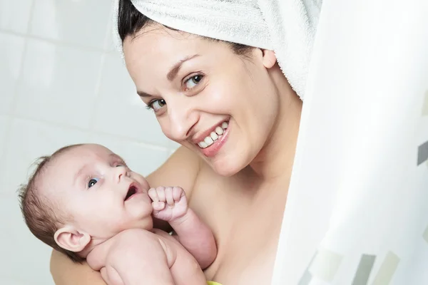 Ung mamma och barn — Stockfoto