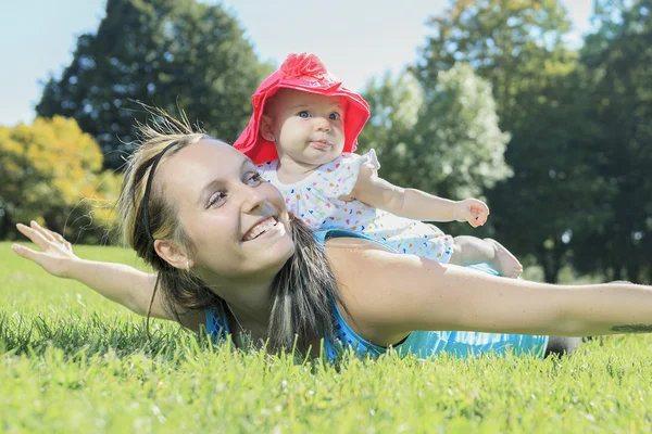 En modern utbildning med baby en sommardag — Stockfoto