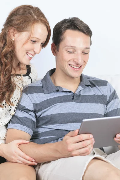 Mooi paar op sofa met digitale tablet — Stockfoto