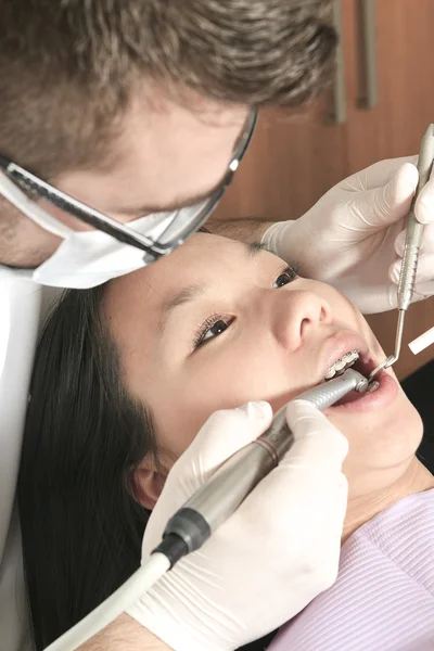 Um consultório odontológico com empregado e cliente — Fotografia de Stock