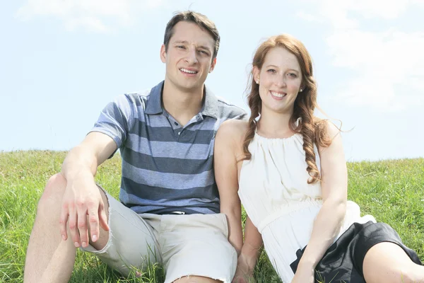 Draußen ein Paar, das zusammen Spaß hat — Stockfoto