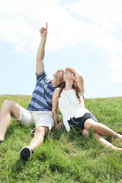 Um casal lá fora se divertindo juntos lá fora — Fotografia de Stock