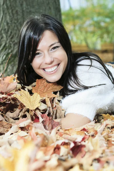 Piękną kobietą jesień dobrą zabawę. — Zdjęcie stockowe