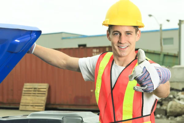 Un travailleur qui recyclent chose sur le centre de recyclage — Photo