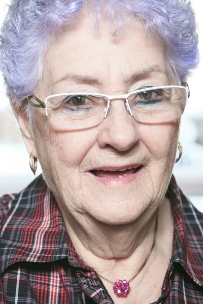 Retrato de una mujer mayor feliz en casa — Foto de Stock