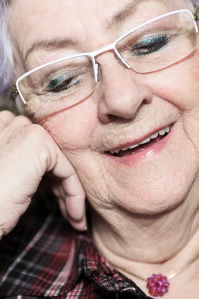 Um retrato de uma mulher idosa feliz em casa — Fotografia de Stock