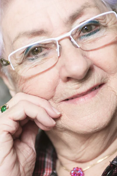 Un retrato de una mujer mayor feliz en casa — Foto de Stock