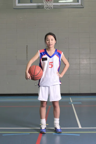 Asiatischer Basketballspieler im Turnfeld — Stockfoto