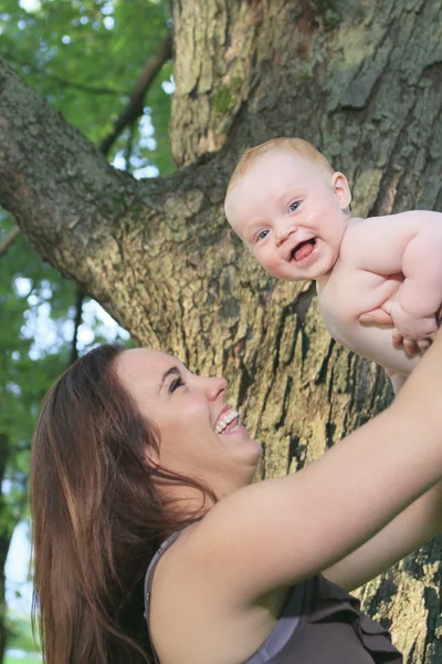 Mutter mit ihrem Baby in einem schönen Wald — Stockfoto