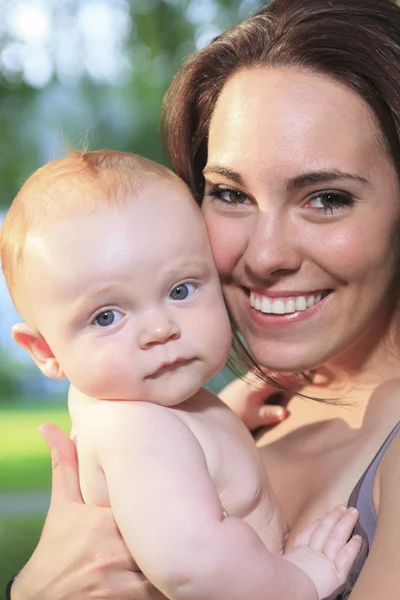 Madre con es bebé en un hermoso bosque — Foto de Stock