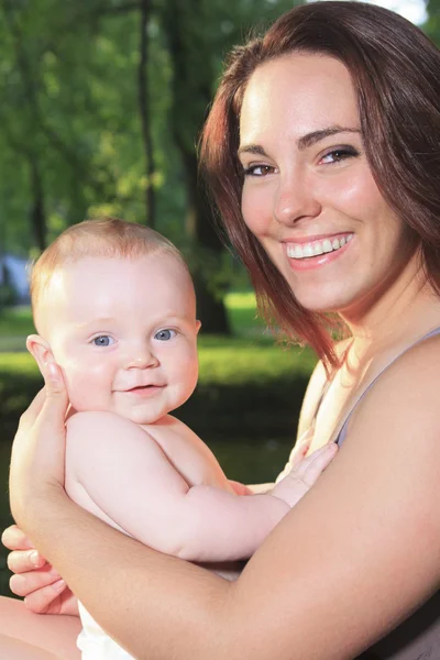 Madre con es bebé en un hermoso bosque — Foto de Stock