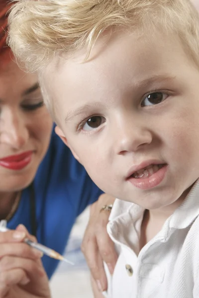 Piccolo ragazzo infermiera dà lui un colpo . — Foto Stock