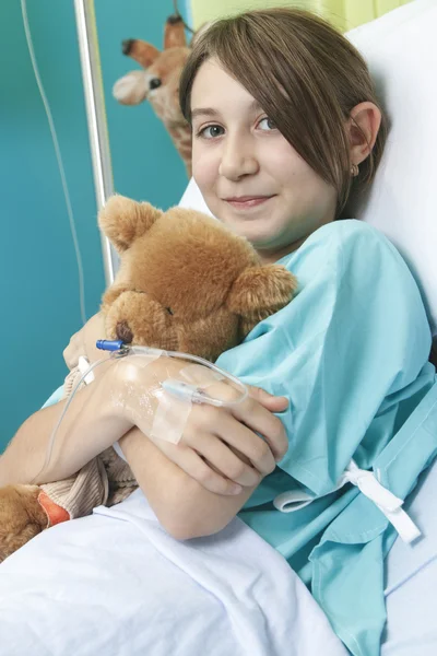 Niña en la cama del hospital con la enfermera — Foto de Stock