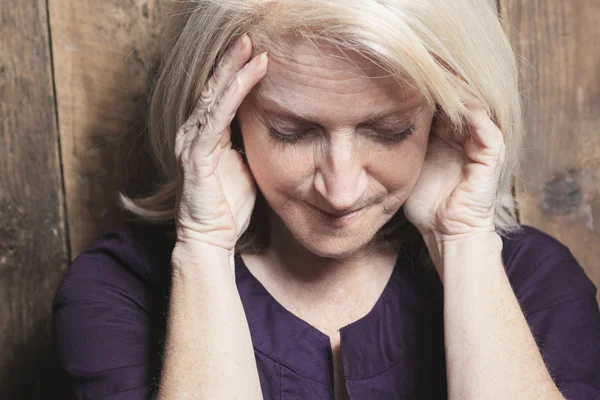 Drukken ouderdomsdeken met hout achtergrond — Stockfoto