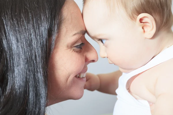 Feliz niño de 8 meses con madre —  Fotos de Stock