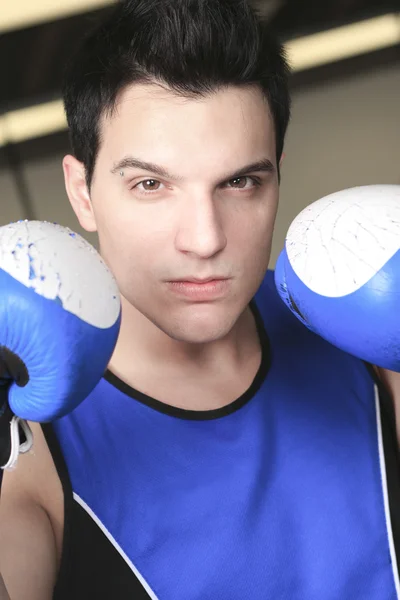 Jovem boxeador que treinando para sua luta — Fotografia de Stock