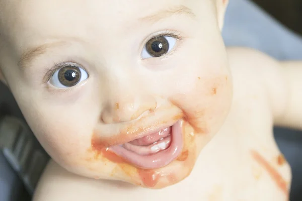 Moeder voederen honger zes maanden oude baby vast voedsel — Stockfoto