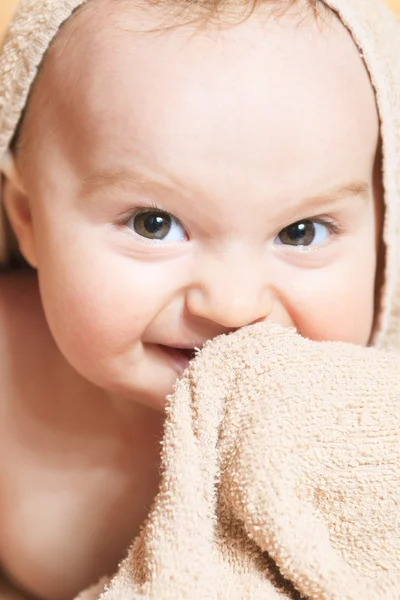 Pequeno bebê de 8 meses após o banho no chão — Fotografia de Stock