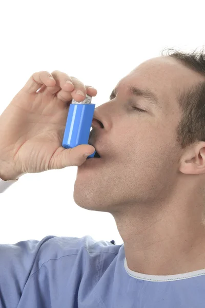 Hombre joven usando un inhalador de asma como prevención — Foto de Stock