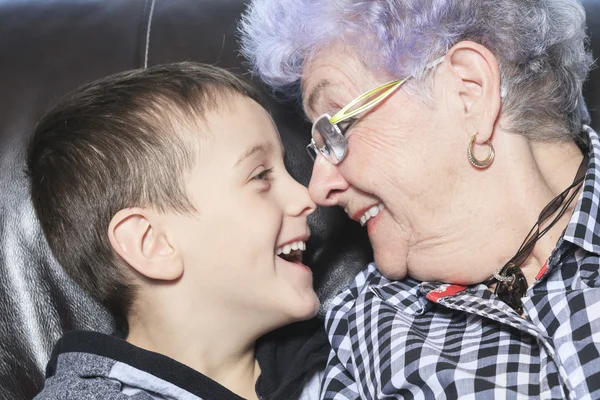 Multigeneration aile eğlence vakit gülümseyen portresi — Stok fotoğraf