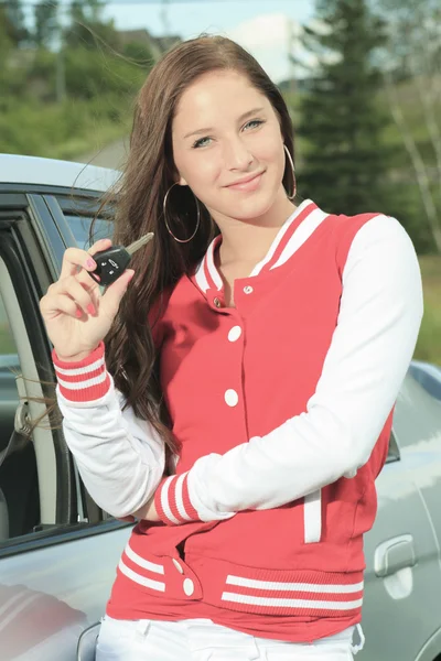 Feliz mostrando las llaves del coche — Foto de Stock