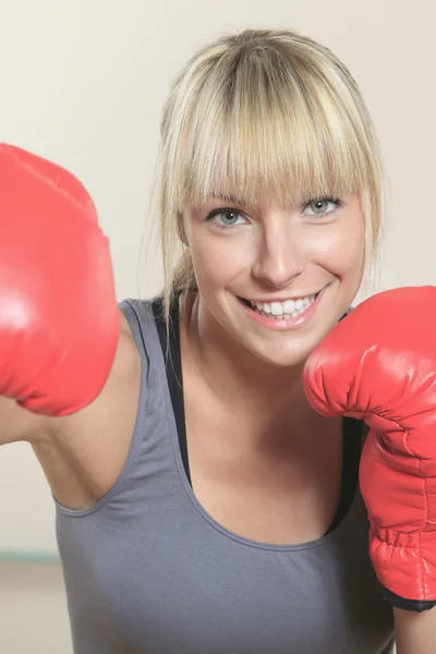 Spor ve boks yaparken güzel bir kadın. — Stok fotoğraf