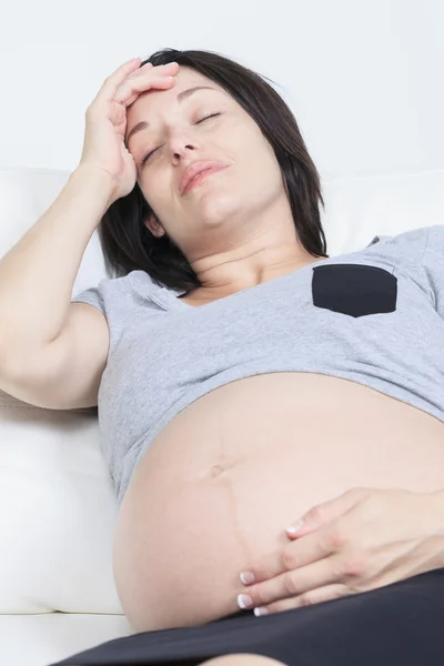 A lutar contra o enjoo matinal. Deprimido mulher grávida holdi — Fotografia de Stock