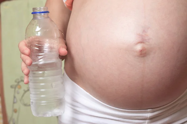 Schwangere junge Frau trinkt frisches Wasser — Stockfoto