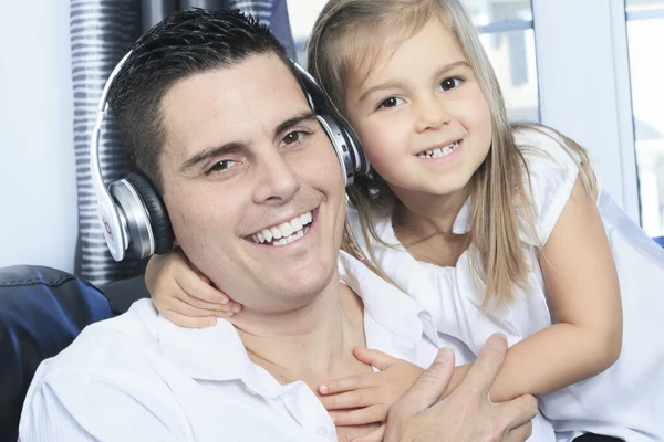 Vader en dochter luisteren naar muziek — Stockfoto