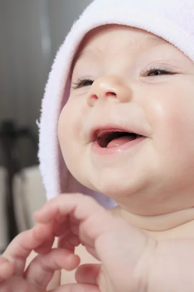 Ritratto di una bambina di 1 anno dopo il bagno — Foto Stock